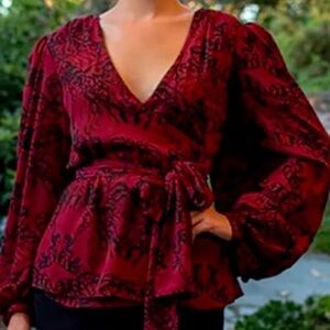 La femme en Noir Wrap Blouse